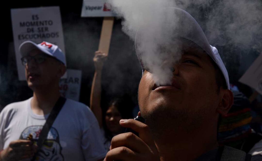 Hace siete meses se prohibió la venta de vapeadores y cigarros electrónicos, pero ésta continúa | Foto: Agencia Es Imagen para El Universal Puebla