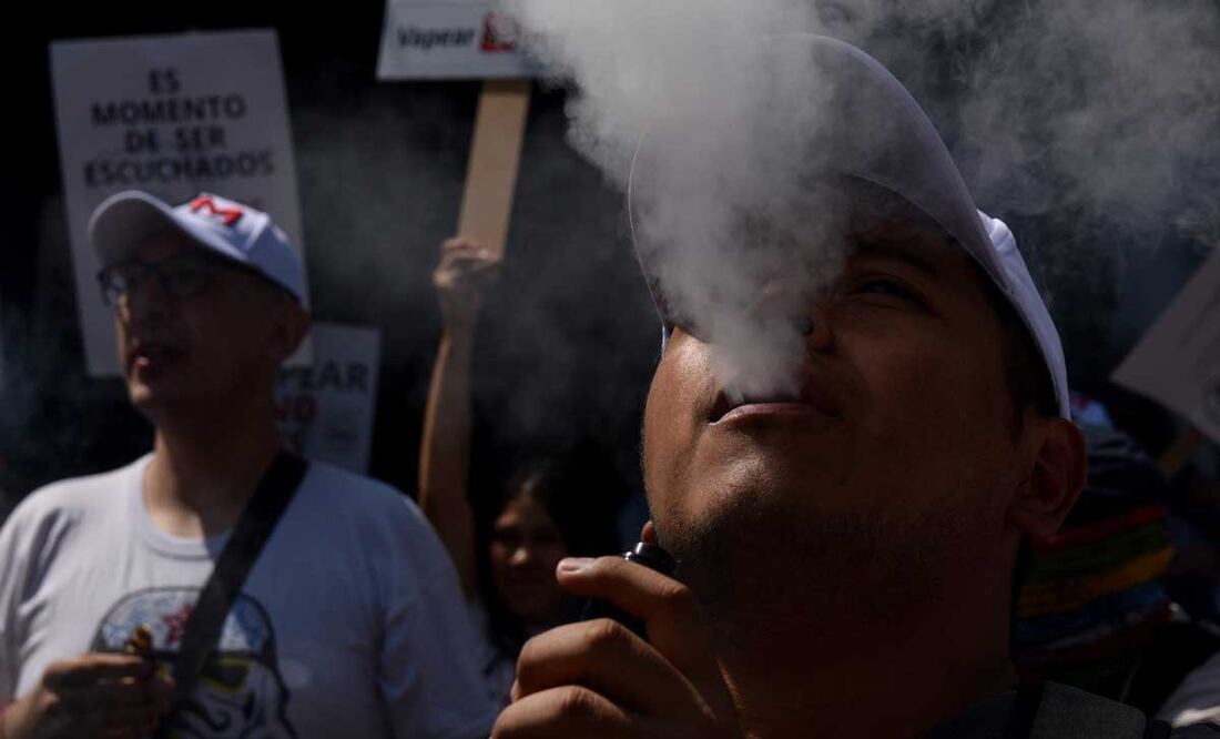 Hace siete meses se prohibió la venta de vapeadores y cigarros electrónicos, pero ésta continúa | Foto: Agencia Es Imagen para El Universal Puebla