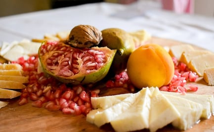 Mujeres venden a pie de carretera todos los ingredientes para los chiles en nogada