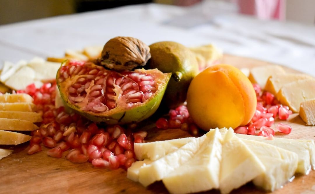 Mujeres de San Andrés Calpan venden al pie de carretera todos los ingredientes básicos para los chiles en nogada | Foto: Agencia Es Imagen para El Universal Puebla