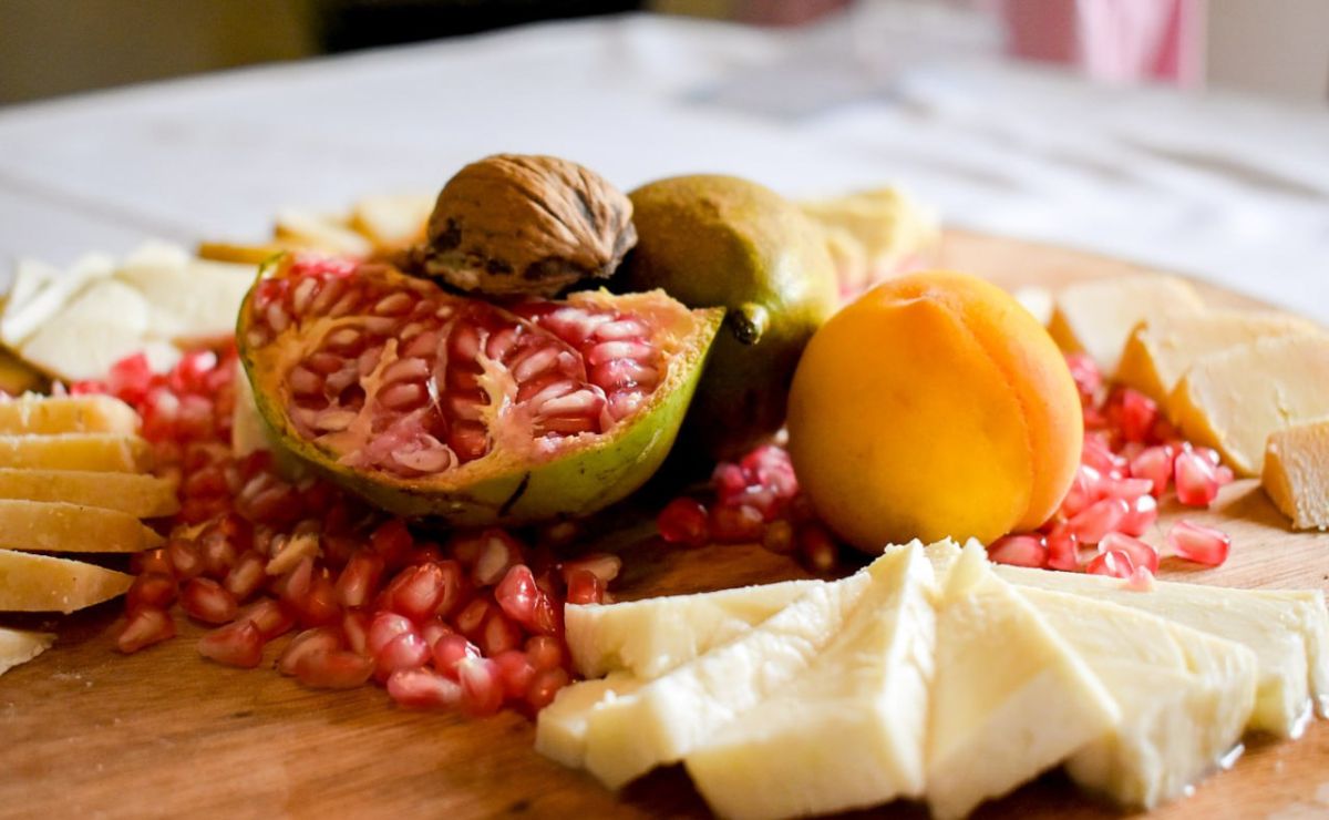 Mujeres venden a pie de carretera todos los ingredientes para los chiles en nogada