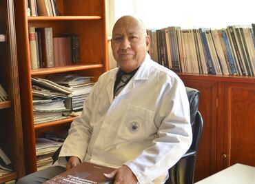 BUAP reconoce trayectoria de Mario García Carrasco