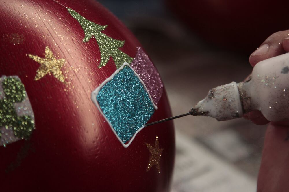 Cerca de 3 mil artesanos producen esferas de navidad. Foto: Chignahuapan