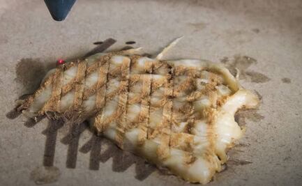La comida del futuro: impresora 3D crea una pieza de pollo y la cocinan con rayos láser 