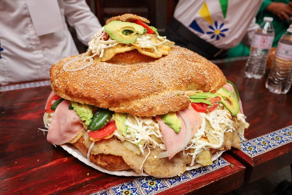 En la Feria de la Cemita en Puebla buscan al Rey Glotón | Foto: EsImagen