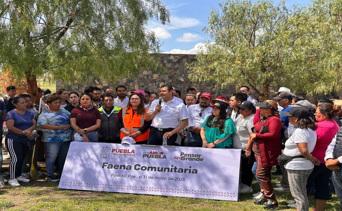 Por amor a Puebla, Alejandro Armenta encabeza la faena comunitaria número 22 en el centro cultural “La Carmela” y transforma con brocha, pala y árboles un rincón del sur de la capital | Foto: Gobierno del Estado