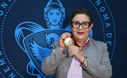 Galardonan a directora de Facultad de Contaduría por 40 años de trayectoria