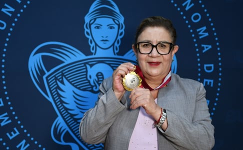 Galardonan a directora de Facultad de Contaduría por 40 años de trayectoria