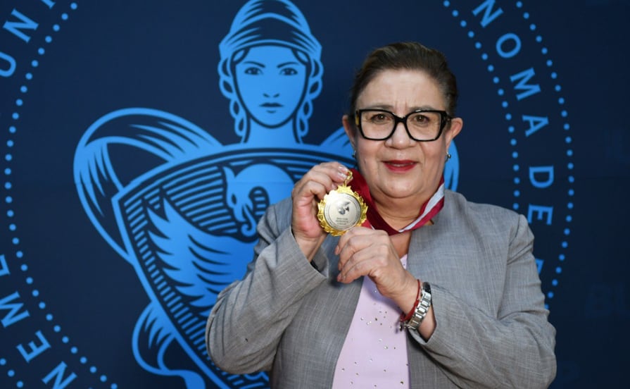 Galardonan a directora de Facultad de Contaduría por 40 años de trayectoria