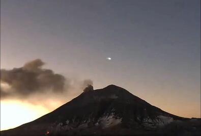 VIDEO. Captan misterioso objeto luminoso volando cerca del Popocatépetl