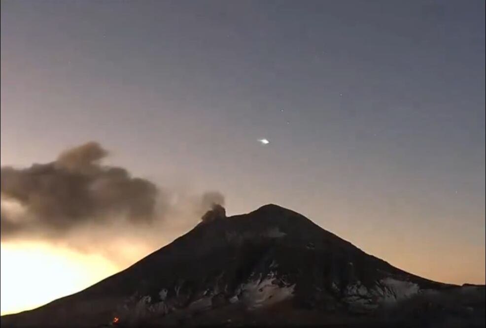 En redes sociales se viralizó el video de un objeto luminoso cerca del Popocatépetl | Foto: Captura Redes Sociales