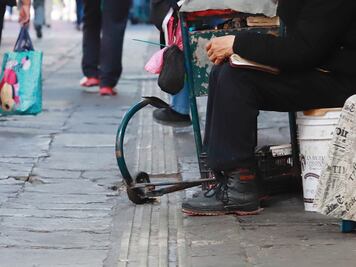 Personas con discapacidad visual padecen caos para transitar por el centro de Puebla