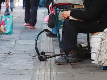 Personas con discapacidad visual padecen caos para transitar por el centro de Puebla
