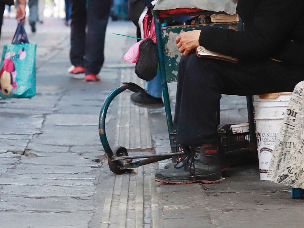 Personas con discapacidad visual padecen caos para transitar por el centro de Puebla