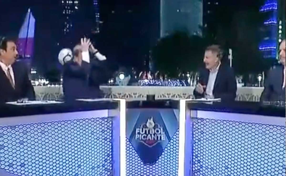 Faitelson da balonazo a José Ramón Fernández en plena transmisión en vivo