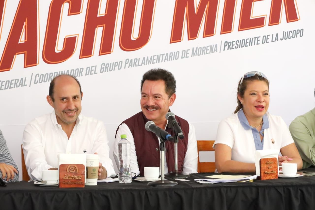 Nacho Mier propone impulsar producción del mezcal para beneficio de la mixteca