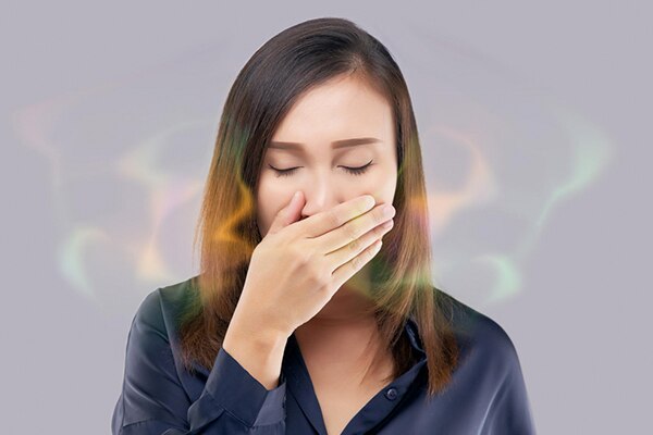 Si el mal aliento se debe a una mala higiene bucal, la solución comienza con hábitos sencillos pero efectivos, como cepillarte los dientes al menos dos o tres veces al día, y no olvidar el uso del hilo dental para eliminar residuos entre los dientes. 

Foto: Producción El Universal Puebla