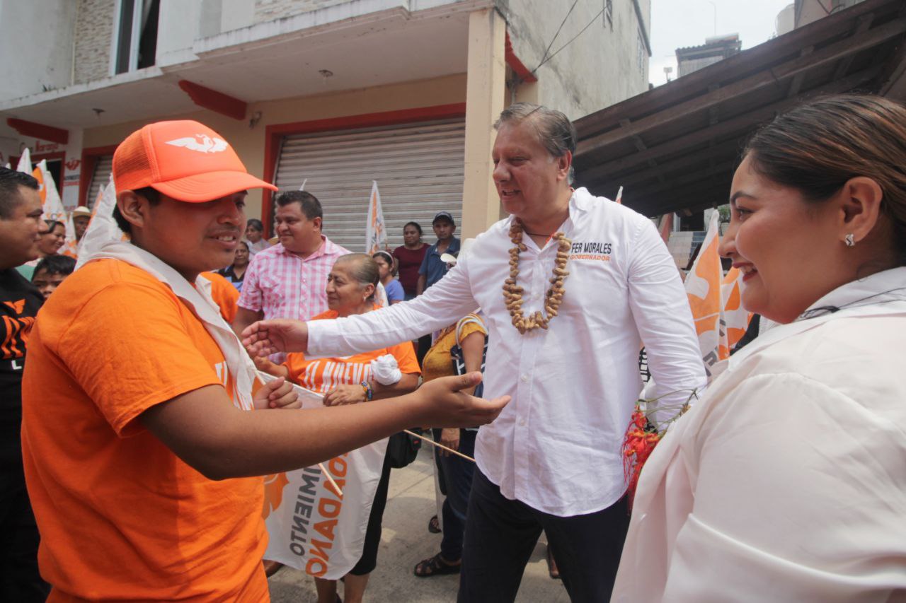 Fernando Morales visita y escucha a ciudadanos de Huehuetla