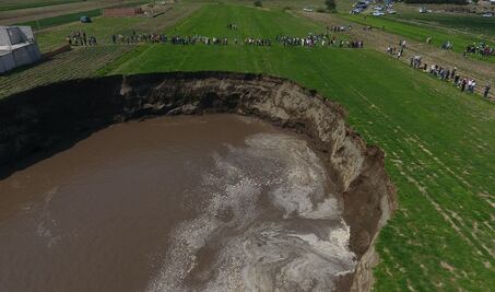Inician en Puebla estudio en socavón de 7 metros de profundidad