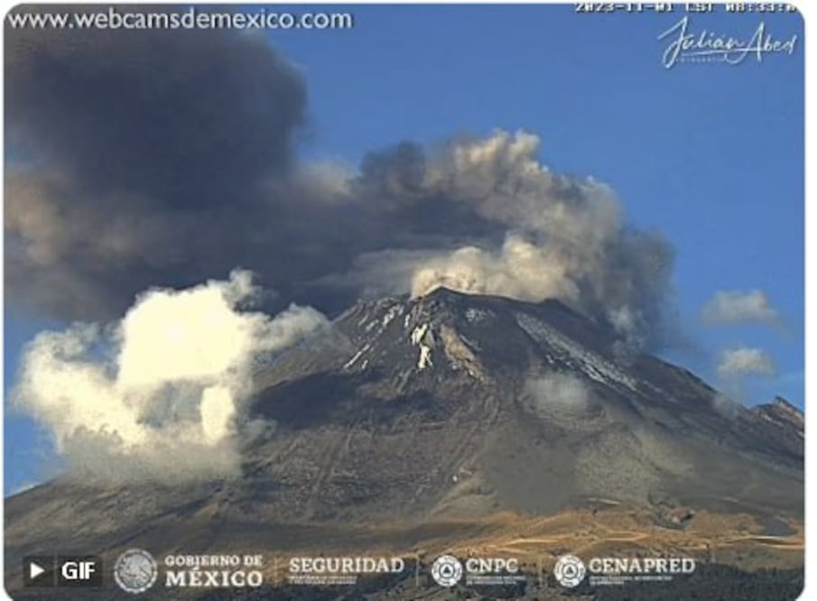 Este 1 de noviembre el volcán Popocatépetl emitió una explosión | Foto: Captura Webcams de México