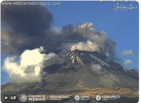 Este 1 de noviembre el volcán Popocatépetl emitió una explosión | Foto: Captura Webcams de México