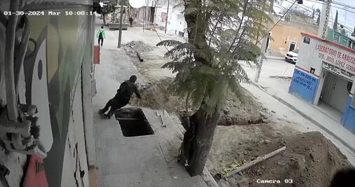 VIDEO. Adulto mayor cae en zanja mal señalizada en Puebla