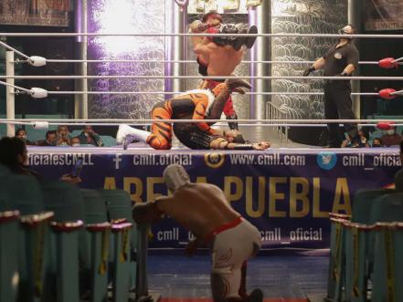 Policías de día, luchadores de la Arena Puebla de noche