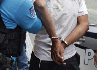 Tras persecución, detienen a dos por robar camioneta con mercancía