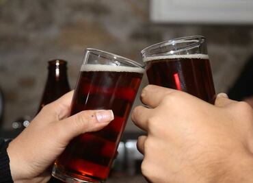 Cómo prevenir que le echen droga a tu bebida en el antro