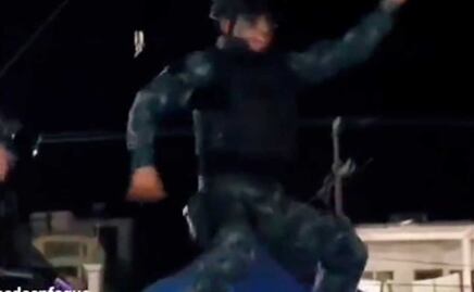 Policías perrean en desfile navideño en V. Carranza