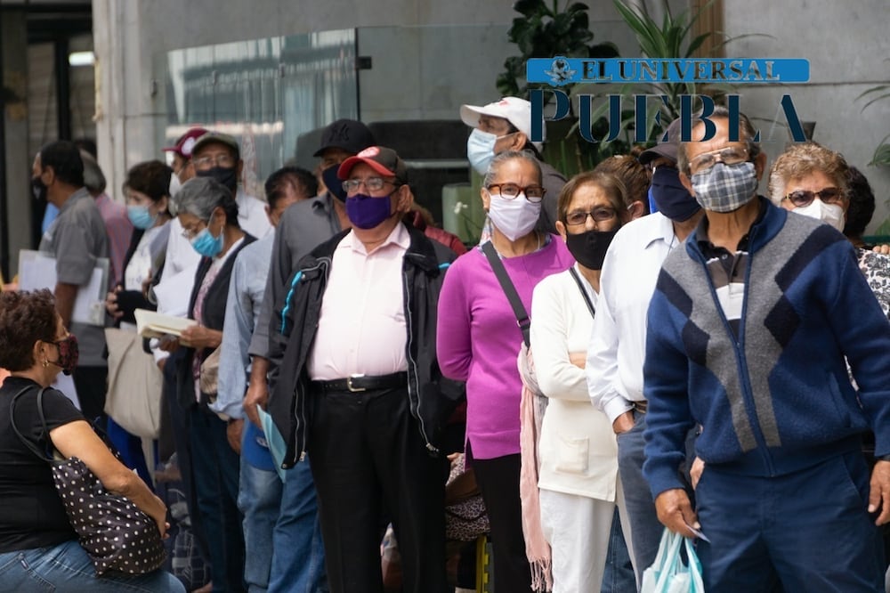 Los adultos mayores reciben un depósito bimestral de 6,000 pesos, ya que el monto de la pensión ha aumentado este año.
Foto: Producción El Universal Puebla