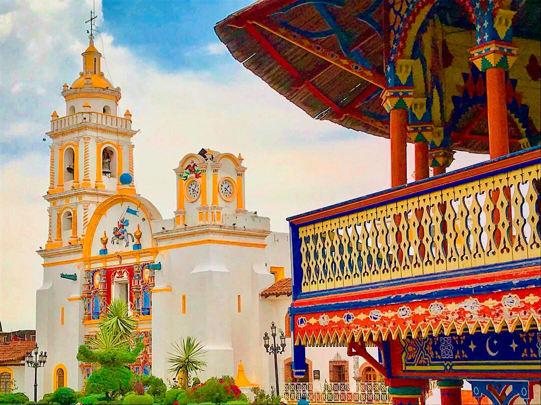 Las calles se llenan de coloridos altares, ofrendas y flores de cempasúchil, mientras que las familias honran a sus seres queridos con una variedad de rituales y actividades.

Foto: Producción El Universal Puebla