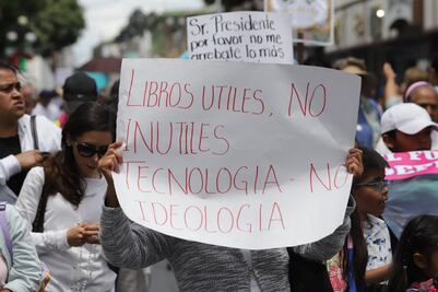 Opositores a los libros de texto gratuitos reúnen sólo 164 firmas de rechazo en Puebla