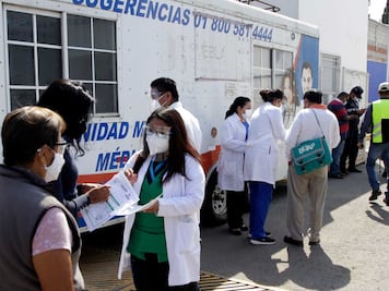 Vacunación en Puebla: familiares durmieron afuera de hospitales para que sus padres o abuelos recibieran la dosis