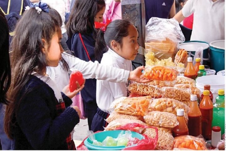 Esta decisión responde a los efectos perjudiciales que los alimentos ultraprocesados y las bebidas azucaradas tienen en la salud, así como en el rendimiento académico de los estudiantes.

Foto: Producción El Universal Puebla
