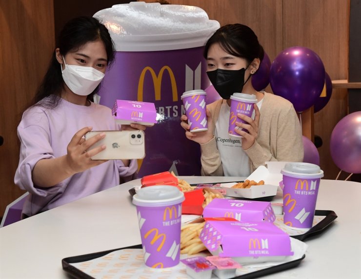 Parece que la colección BT21 estará disponible a partir del 21 de agosto, pero solo a través de la app de McDonald's, con pago mediante tarjeta y a un precio de 199 pesos.

Foto: Producción El Universal Puebla