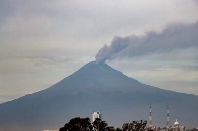 Volcán Popocatépetl arroja inmensa fumarola de ceniza