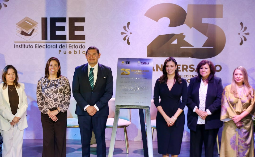 El evento culminó con la develación de una placa conmemorativa a cargo del gobernador y las consejeras del IEE | Foto: Gobierno del Estado