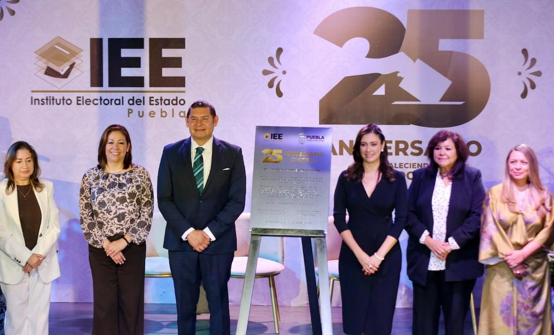 El evento culminó con la develación de una placa conmemorativa a cargo del gobernador y las consejeras del IEE | Foto: Gobierno del Estado