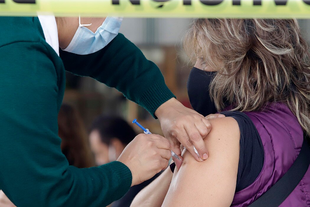 Denuncian ante la Fiscalía a enfermera que puso vacuna de aire en Puebla