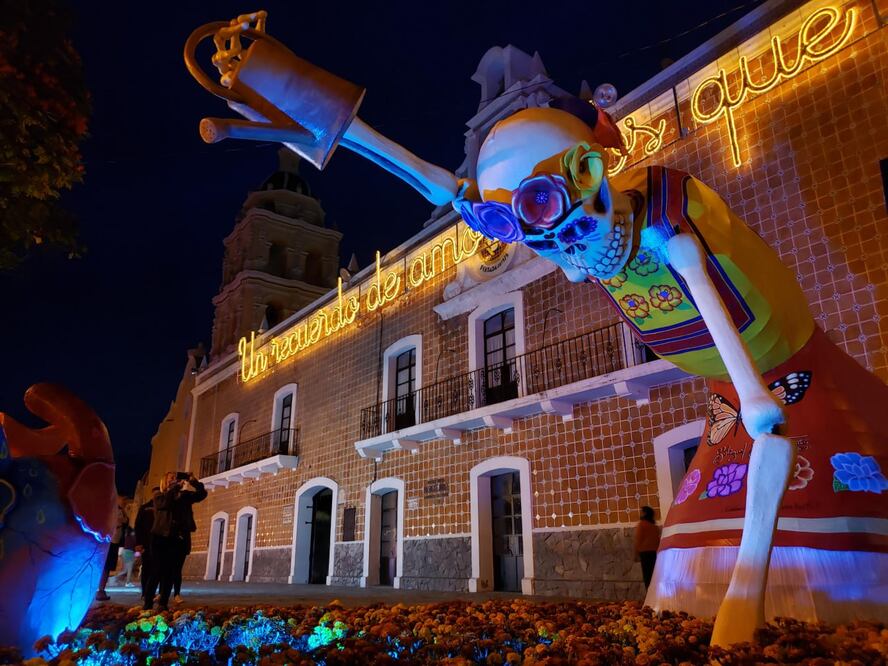 En el Valle de Catrinas podrás admirar 13 catrinas hechas por artistas plásticos locales | Foto: Agencia Es Imagen para El Universal Puebla