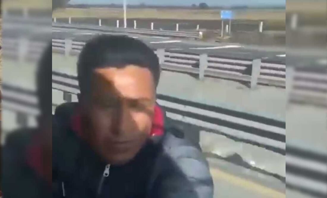 Este 23 de enero se viralizó un video en redes sociales de un presunto asaltante colgado de un tráiler en la Puebla-Orizaba | Foto: Especial