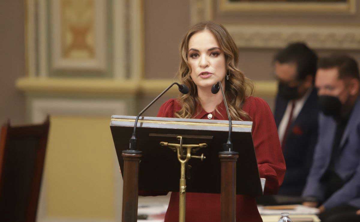 Es difícil erradicar los taxis pirata en Puebla, admite Elsa Bracamonte