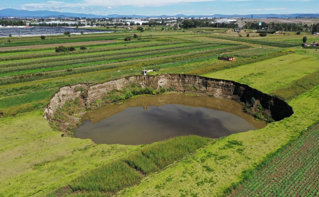 El socavón de Zacatepec ya no luce como en 2021, con ayuda de un dron se permite observar que en los campos aledaños todo luce erosionado. | Foto: Agencia Es Imagen para El Universal Puebla