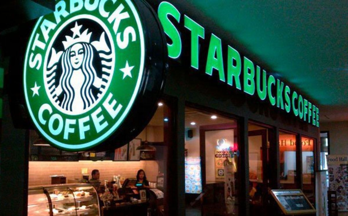 Starbucks México ha anunciado a través de sus redes sociales que el martes 10 de septiembre regalará vasos reutilizables con un diseño térmico especial que brilla al cambiar de temperatura.

Foto: Producción El Universal Puebla
