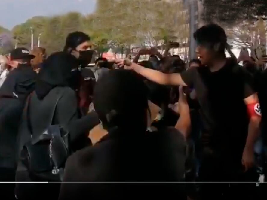 Sujeto agrede a contingentes de la marcha feminista 2021 en Puebla