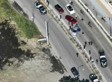 Tras persecución en Periférico Ecológico, policías detienen a dos hombres por robo de auto