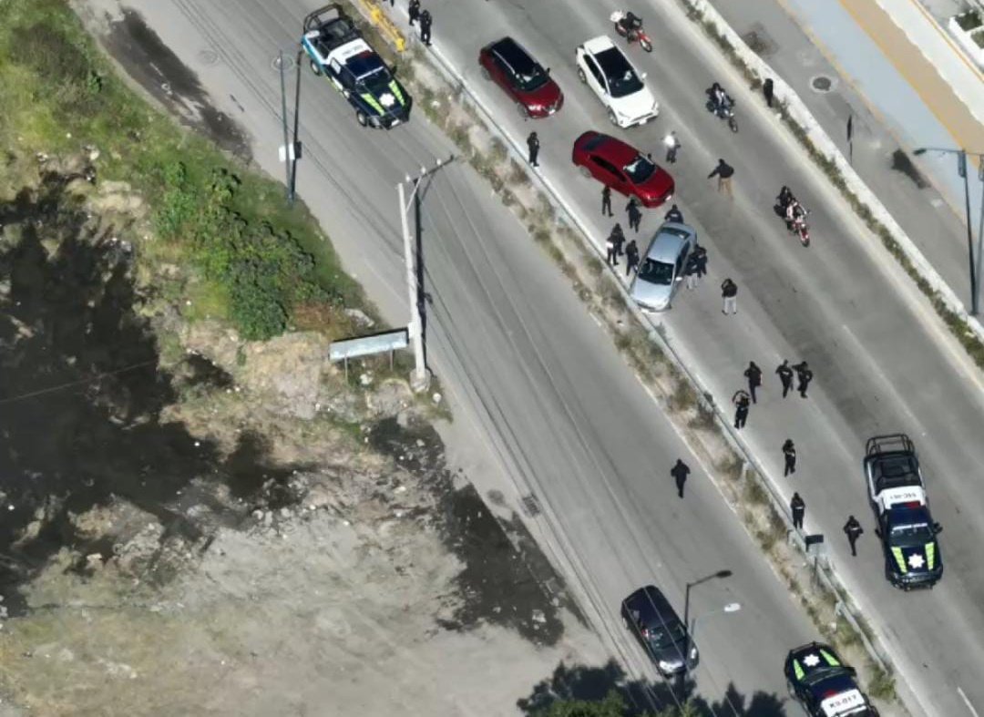 Tras persecución en Periférico Ecológico, policías detienen a dos hombres por robo de auto