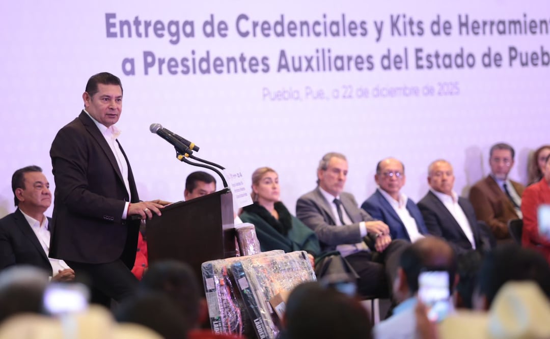 Además de credenciales y herramientas, el gobernador Alejandro Armenta anunció una patrulla y un vehículo, con funciones de ambulancia, para reforzar la seguridad y la atención de emergencias en comunidades | Foto: Gobierno de Puebla.