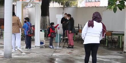 Con filtros sanitarios, regresan a clases presenciales en Puebla